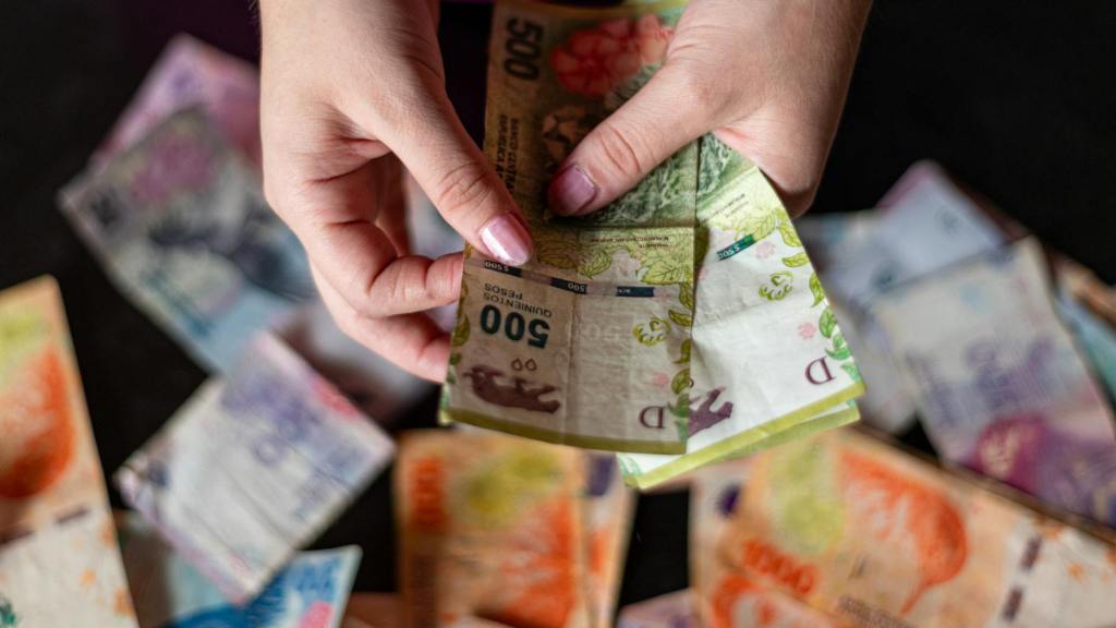 Dólar a fin de sesión: $1405 oficial y $1415 en el mercado&nbsp;blue