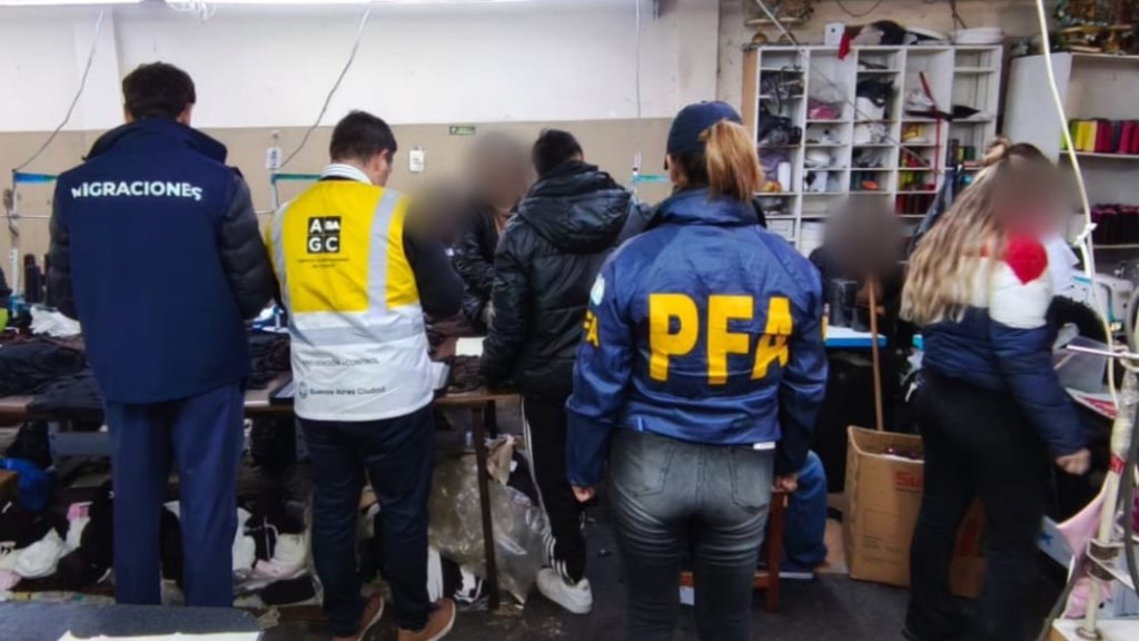 La PFA desarticuló un taller clandestino en Avellaneda y rescató a 16 víctimas de&nbsp;trata